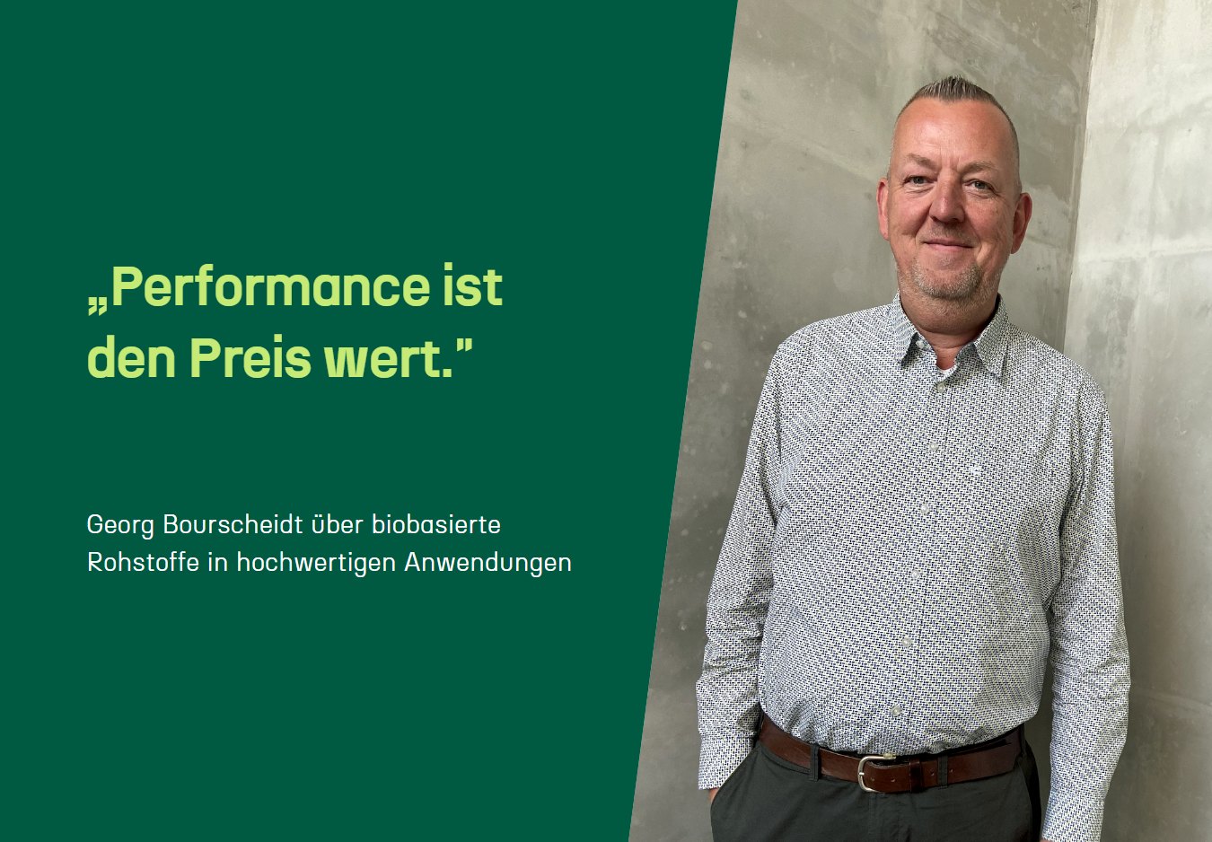 Georg Bourscheidt an einer Betonwand, daneben auf grüner Fläche das Zitat Performance ist den Preis wert.